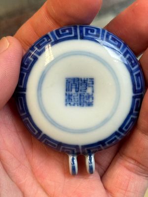 A fine Chinese archaistic blue and white bird feeder with chilong design, Qianlong mark and of the period — 照片 9
