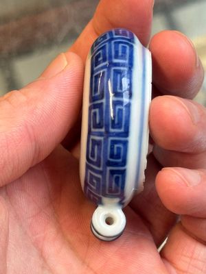 A fine Chinese archaistic blue and white bird feeder with chilong design, Qianlong mark and of the period — 照片 10