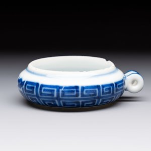 A fine Chinese archaistic blue and white bird feeder with chilong design, Qianlong mark and of the period — 照片 1