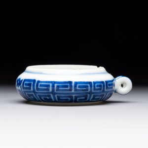 A fine Chinese archaistic blue and white bird feeder with chilong design, Qianlong mark and of the period — 照片 2