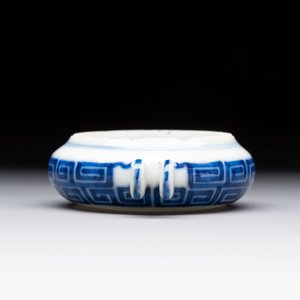 A fine Chinese archaistic blue and white bird feeder with chilong design, Qianlong mark and of the period — 照片 3