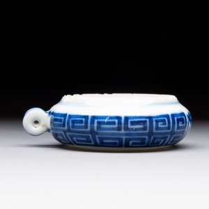 A fine Chinese archaistic blue and white bird feeder with chilong design, Qianlong mark and of the period — 照片 4
