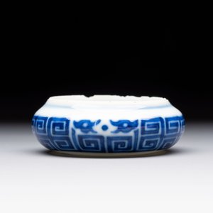 A fine Chinese archaistic blue and white bird feeder with chilong design, Qianlong mark and of the period — 照片 5