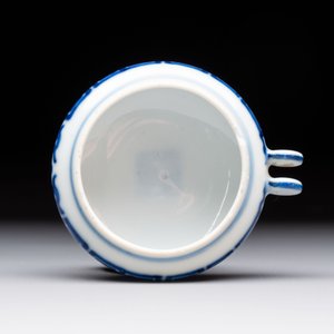 A fine Chinese archaistic blue and white bird feeder with chilong design, Qianlong mark and of the period — 照片 6