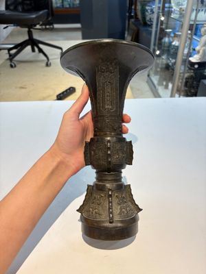 A fine Chinese archaistic bronze 'Gu' vase, Ming — photo 1