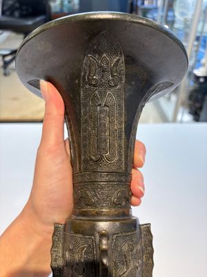 A fine Chinese archaistic bronze 'Gu' vase, Ming — photo 11