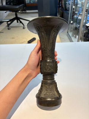 A fine Chinese archaistic bronze 'Gu' vase, Ming — photo 2