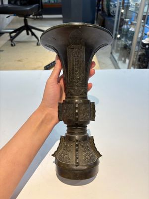 A fine Chinese archaistic bronze 'Gu' vase, Ming — photo 3