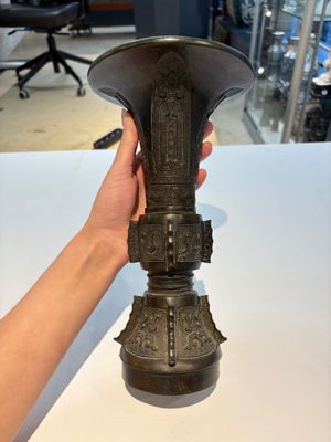 A fine Chinese archaistic bronze 'Gu' vase, Ming — photo 5