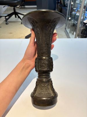 A fine Chinese archaistic bronze 'Gu' vase, Ming — photo 6