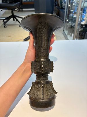 A fine Chinese archaistic bronze 'Gu' vase, Ming — photo 7
