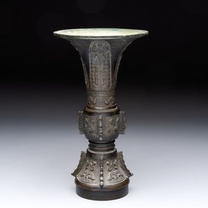 A fine Chinese archaistic bronze 'Gu' vase, Ming — photo 1