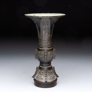 A fine Chinese archaistic bronze 'Gu' vase, Ming — photo 2