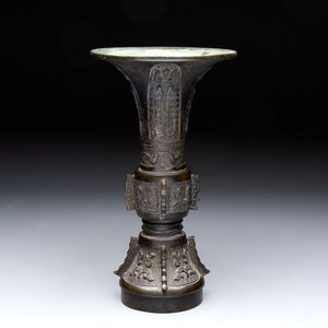 A fine Chinese archaistic bronze 'gu' vase, Ming — photo 3