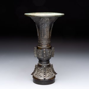 A fine Chinese archaistic bronze 'gu' vase, Ming — photo 4