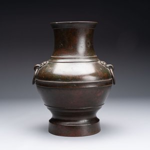 A fine Chinese archaistic bronze 'hu' vase, Song/Yuan — 照片 4