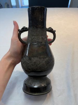 A fine Chinese archaistic bronze 'Hu' vase with dragon handles, Yuan — photo 1