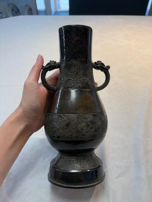 A fine Chinese archaistic bronze 'Hu' vase with dragon handles, Yuan — photo 3