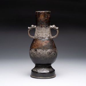 A fine Chinese archaistic bronze 'Hu' vase with dragon handles, Yuan — photo 1
