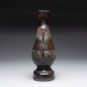 A fine Chinese archaistic bronze 'Hu' vase with dragon handles, Yuan — photo 2