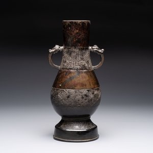 A fine Chinese archaistic bronze 'Hu' vase with dragon handles, Yuan — photo 3