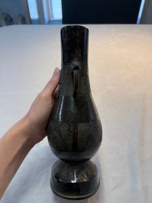 A fine Chinese archaistic bronze 'hu' vase with dragon handles, Yuan — foto 2