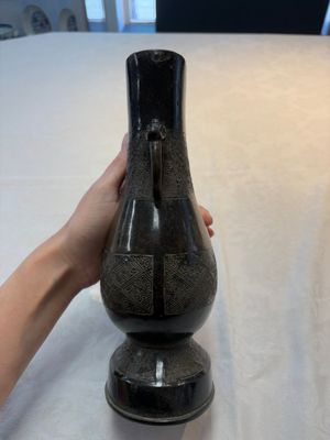 A fine Chinese archaistic bronze 'hu' vase with dragon handles, Yuan — foto 4