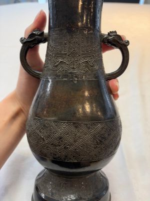 A fine Chinese archaistic bronze 'hu' vase with dragon handles, Yuan — foto 7