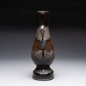 A fine Chinese archaistic bronze 'hu' vase with dragon handles, Yuan — foto 4