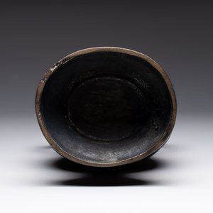 A fine Chinese archaistic bronze 'hu' vase with dragon handles, Yuan — foto 6