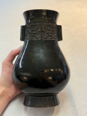 A fine Chinese archaistic bronze 'Touhu' vase with Taotie design, 17/18th C. — photo 1