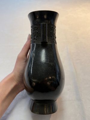 A fine Chinese archaistic bronze 'Touhu' vase with Taotie design, 17/18th C. — photo 2