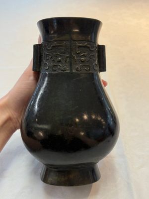 A fine Chinese archaistic bronze 'Touhu' vase with Taotie design, 17/18th C. — photo 3