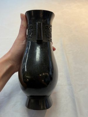 A fine Chinese archaistic bronze 'Touhu' vase with Taotie design, 17/18th C. — photo 4