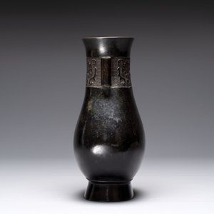A fine Chinese archaistic bronze 'Touhu' vase with Taotie design, 17/18th C. — photo 2