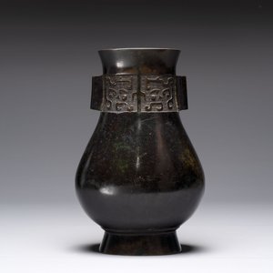 A fine Chinese archaistic bronze 'Touhu' vase with Taotie design, 17/18th C. — photo 3
