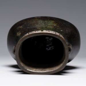 A fine Chinese archaistic bronze 'Touhu' vase with Taotie design, 17/18th C. — photo 5