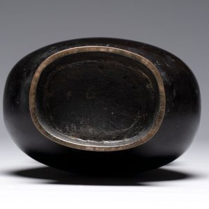 A fine Chinese archaistic bronze 'Touhu' vase with Taotie design, 17/18th C. — photo 6