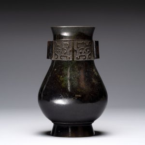 A fine Chinese archaistic bronze 'touhu' vase with 'taotie' design, 17/18th C. — 照片 1