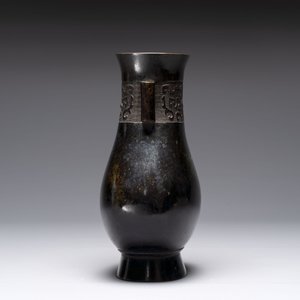 A fine Chinese archaistic bronze 'touhu' vase with 'taotie' design, 17/18th C. — 照片 4