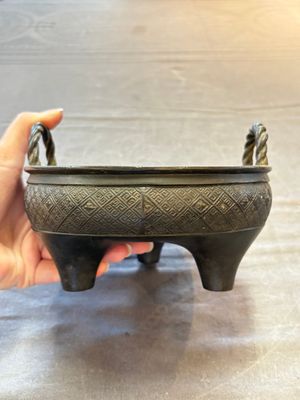 A fine Chinese archaistic bronze tripod censer, Yuan — foto 1