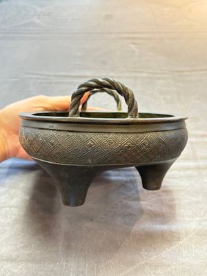 A fine Chinese archaistic bronze tripod censer, Yuan — foto 2