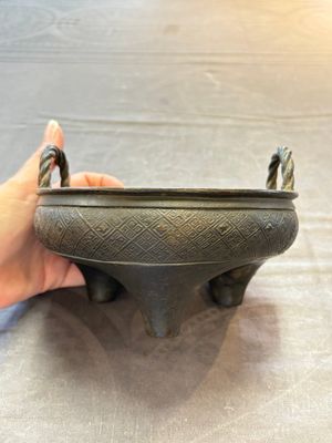 A fine Chinese archaistic bronze tripod censer, Yuan — foto 3