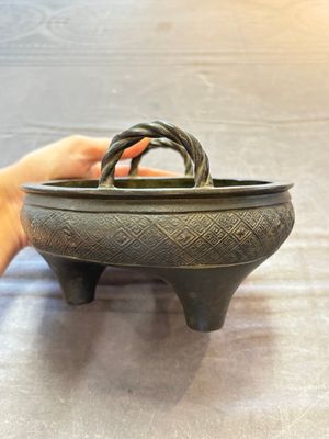 A fine Chinese archaistic bronze tripod censer, Yuan — foto 4