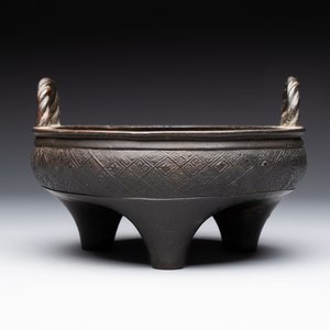 A fine Chinese archaistic bronze tripod censer, Yuan — foto 1