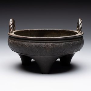 A fine Chinese archaistic bronze tripod censer, Yuan — foto 2