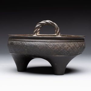 A fine Chinese archaistic bronze tripod censer, Yuan — foto 3