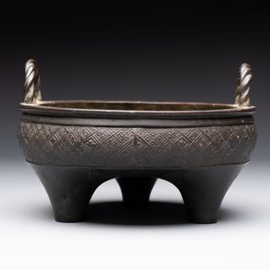 A fine Chinese archaistic bronze tripod censer, Yuan — foto 4