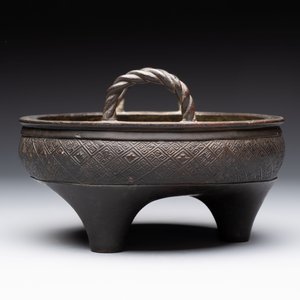 A fine Chinese archaistic bronze tripod censer, Yuan — foto 5