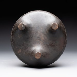 A fine Chinese archaistic bronze tripod censer, Yuan — foto 7